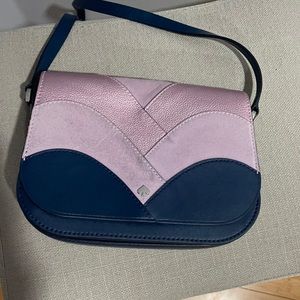 Cute Kate Spade cross body bag! Adjustable strap.
